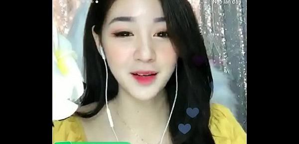  Em gái xinh xắn livestream Uplive